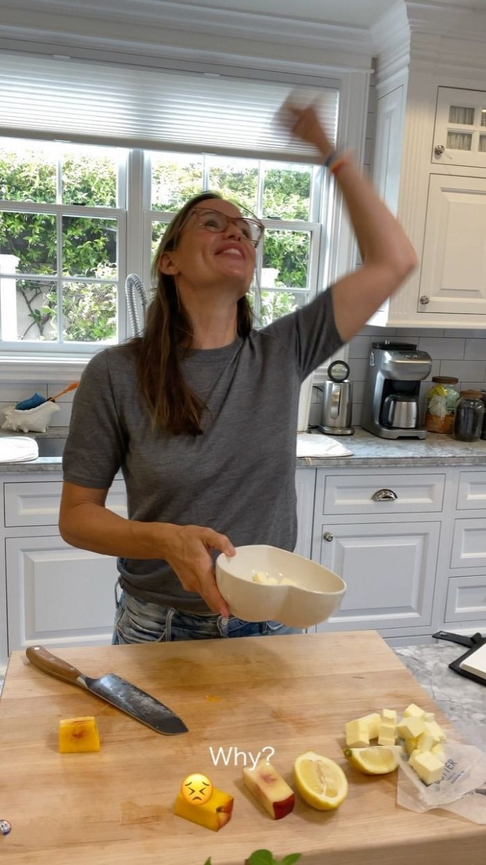 Jennifer Garner cooking up a storm 🍑